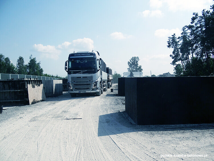 Transport szamb betonowych  w Sandomierzu